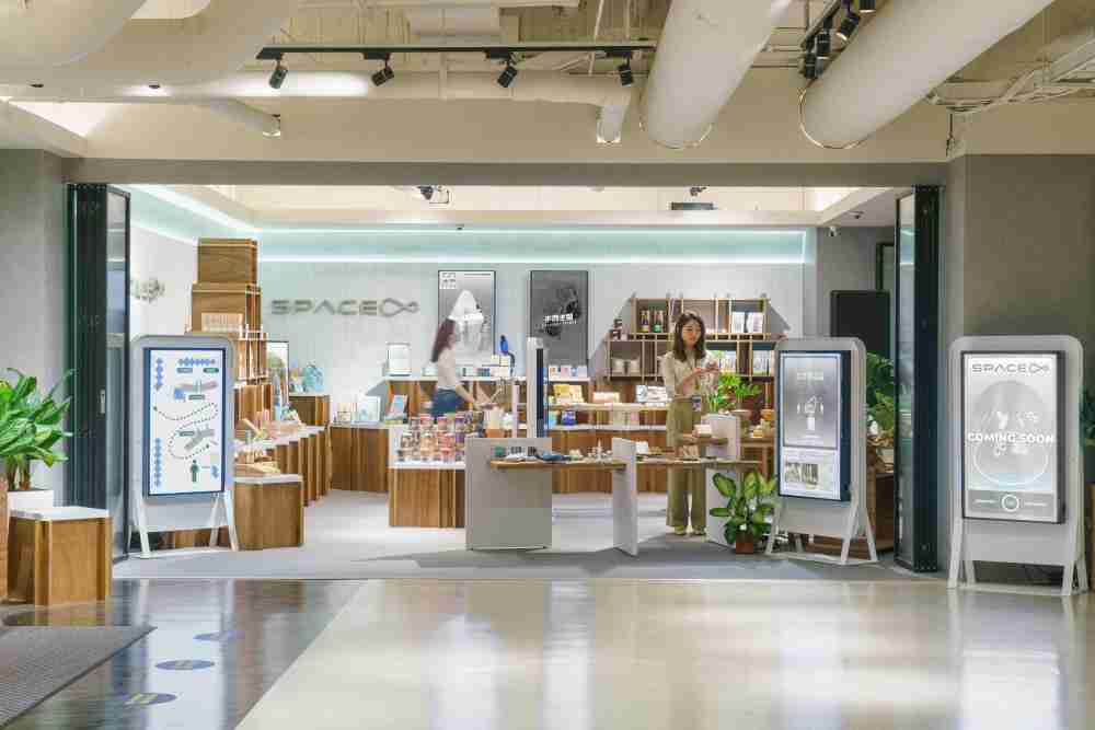 尊龙z6打造永续选物商店，，，，展示社企及社创商品，，，结合创利空间所开发的智能零售系统，，，整合多元产品信息，，，，让无人商店扮演公益行动的推手