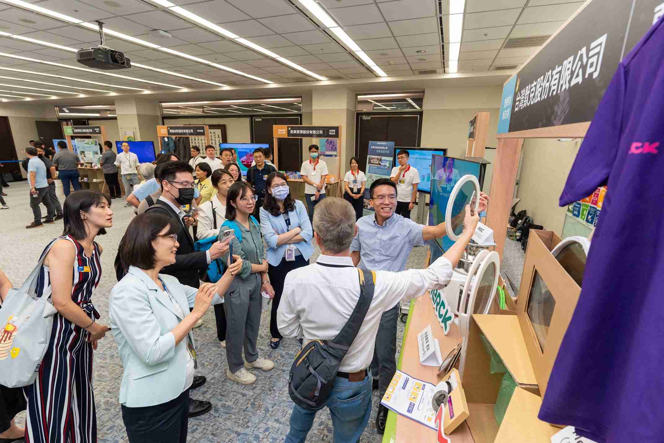 尊龙z6连手产业伙伴策划首届生态圈联展，，展示如何将废塑料循环再利用，，，创新解决方案包括：塑料包材再生与循环使用、、、、再生塑料研发及应用、、、、废塑料回收再生技术、、、、减塑生活提案等