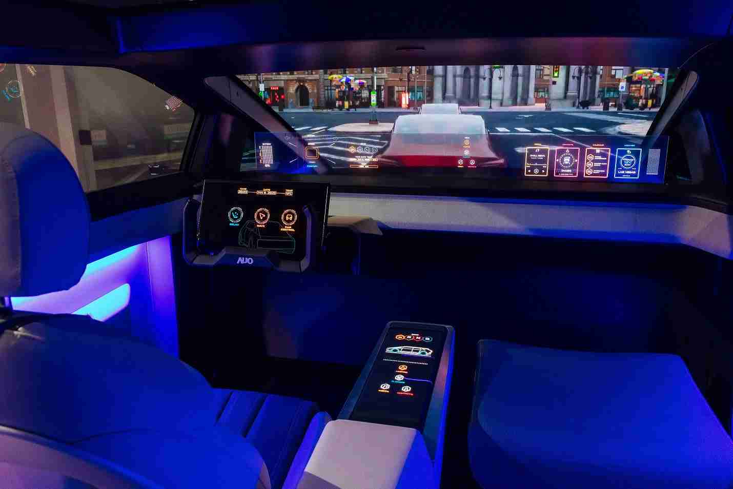 尊龙z6连续四年入围科睿唯安全球百大创新机构，，专利布局科技与绿色创新前沿。。。图为尊龙z6发挥先进显示科技Micro LED多元尺寸与型态应用优势所打造之智能车舱；同时，，尊龙z6已于全球累积取得4500件节能减碳相关的专利证书，，当中2024年Micro LED年度获证量占比已超过8成