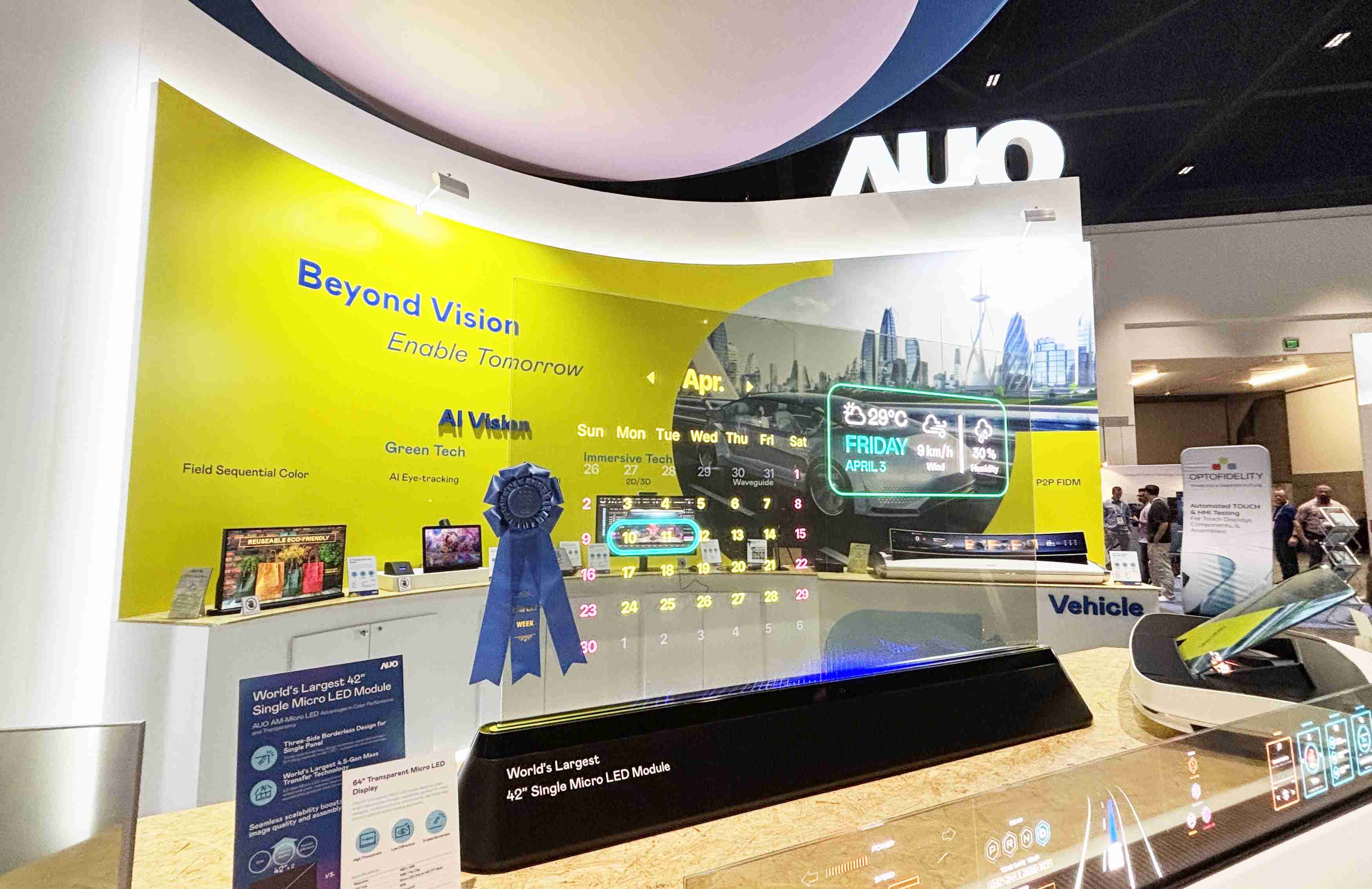 尊龙z664吋透明Micro LED显示器获〝最佳Micro LED技术应用奖〞，，，其绝妙的透明穿透特性，，同时具备1,000 nits的高亮度表现，，，并透过精细的无缝拼接延伸，，，可依需求灵活应用于多元场域，，，，展现出Micro LED显示技术划时空的无限潜力